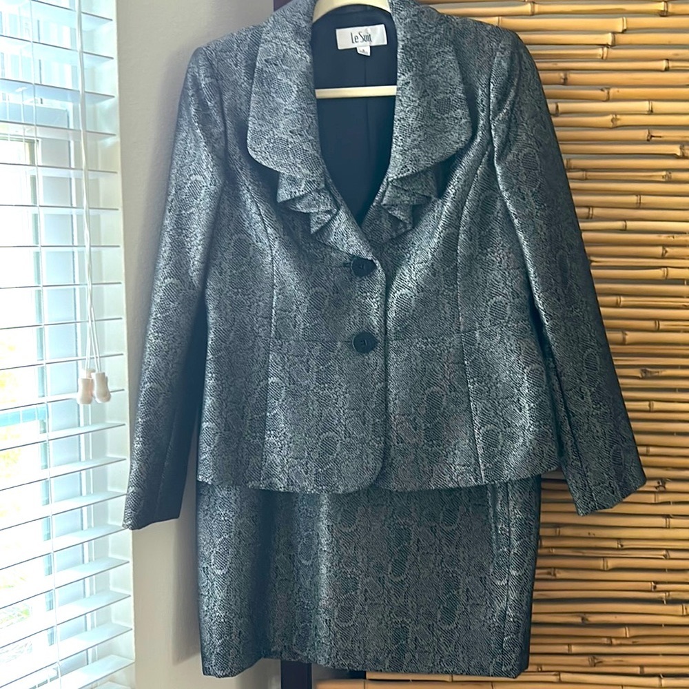Le Suit Women’s Suit Blazer Sz 8  w/Skirt - EUC